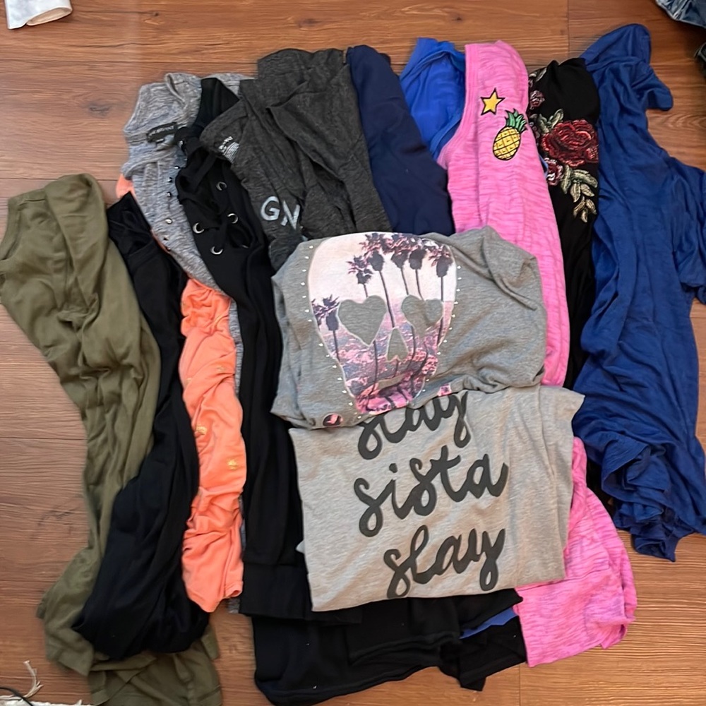 13 size 26/28 Labe Bryant shirts of all kinds.